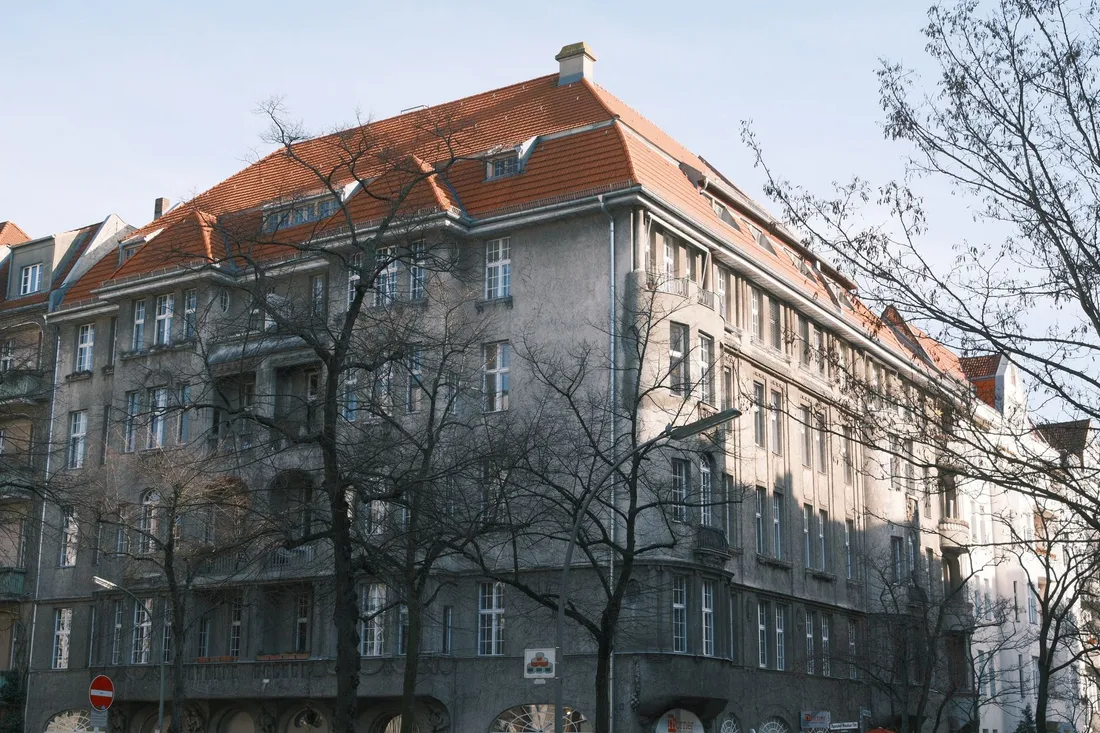 Backsteinfassade eines älteren Mehrfamilienhauses