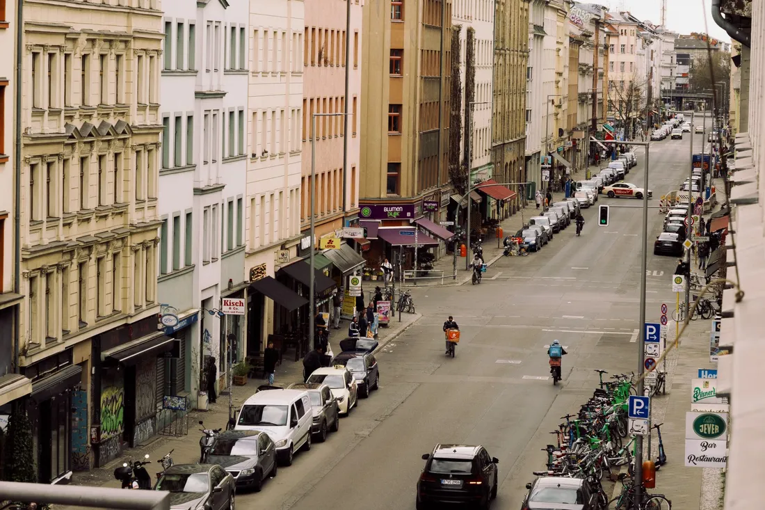 Ruhige Wohnstraße mit Bäumen und Wohnhäusern