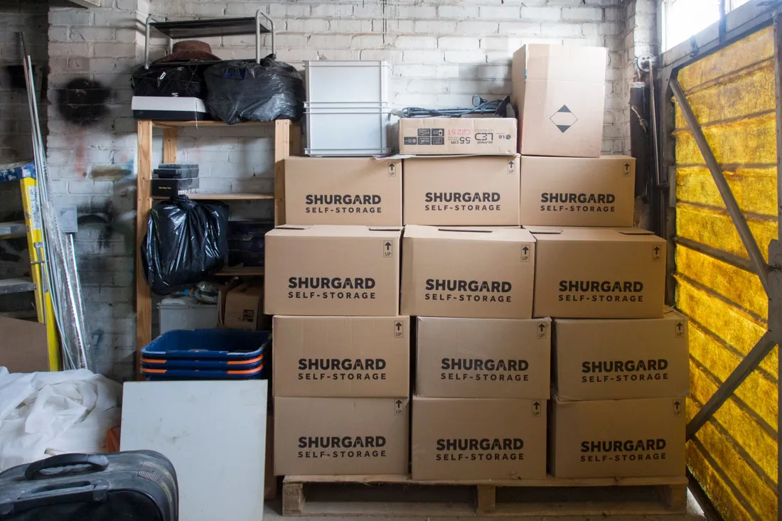 Beschriftete Lagerboxen in einem Lagerraum